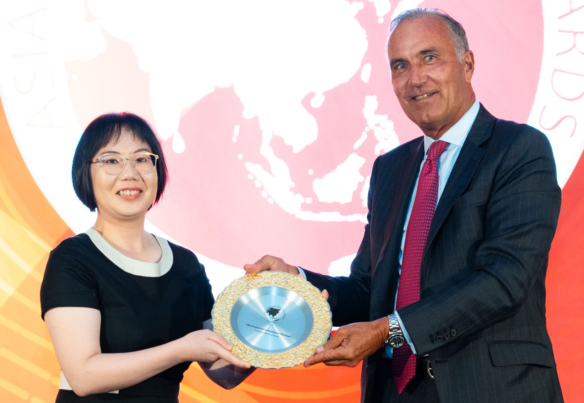 Cathay Life Insurance senior vice president Theresa Lin (L) accepting the award from Validus Re CEO & executive vice president Asia Pacific Marc Haushofer