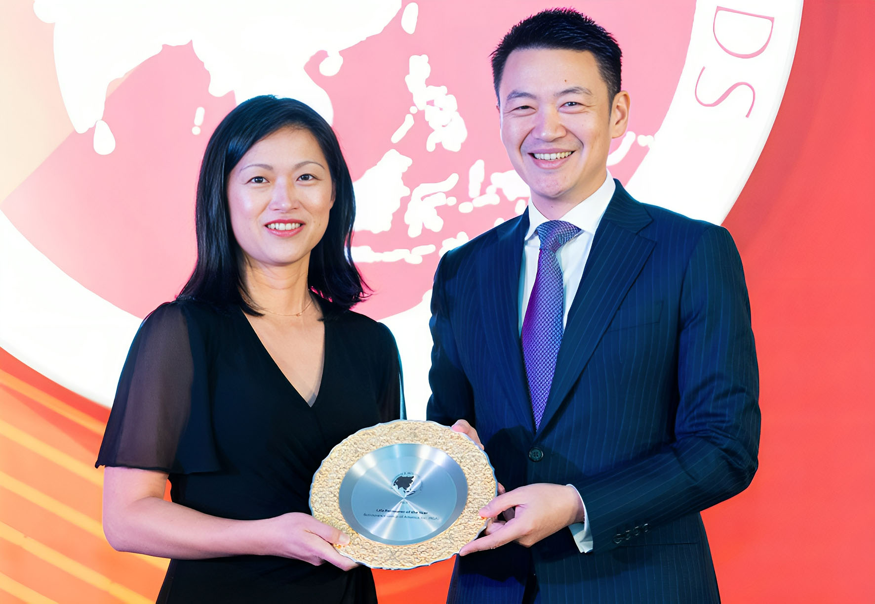 RGA chief commercial officer, Asian Markets Queenie Choi (L) accepting the award from Muang Thai Life Assurance president Dr Sutee Mokkhavesa