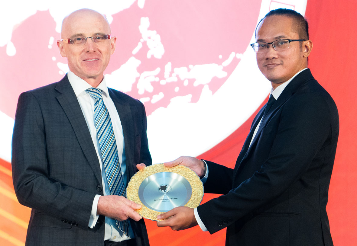 Perils AG head of Asia Pacific Darryl Pidcock (L) accepting the award from  Asia Insurance Review deputy editor Ahmad Zaki