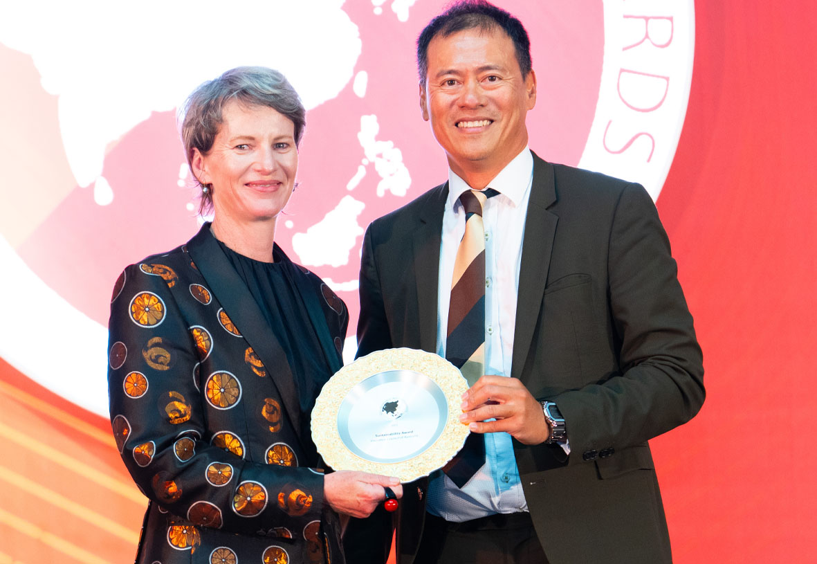 The Australian and New Zealand Institute of Insurance and Finance CEO Prue Willsford (L) accepting the award on behalf of ICA from Swiss Re Asia managing director/head of property & casualty reinsurance SID Victor Kuk