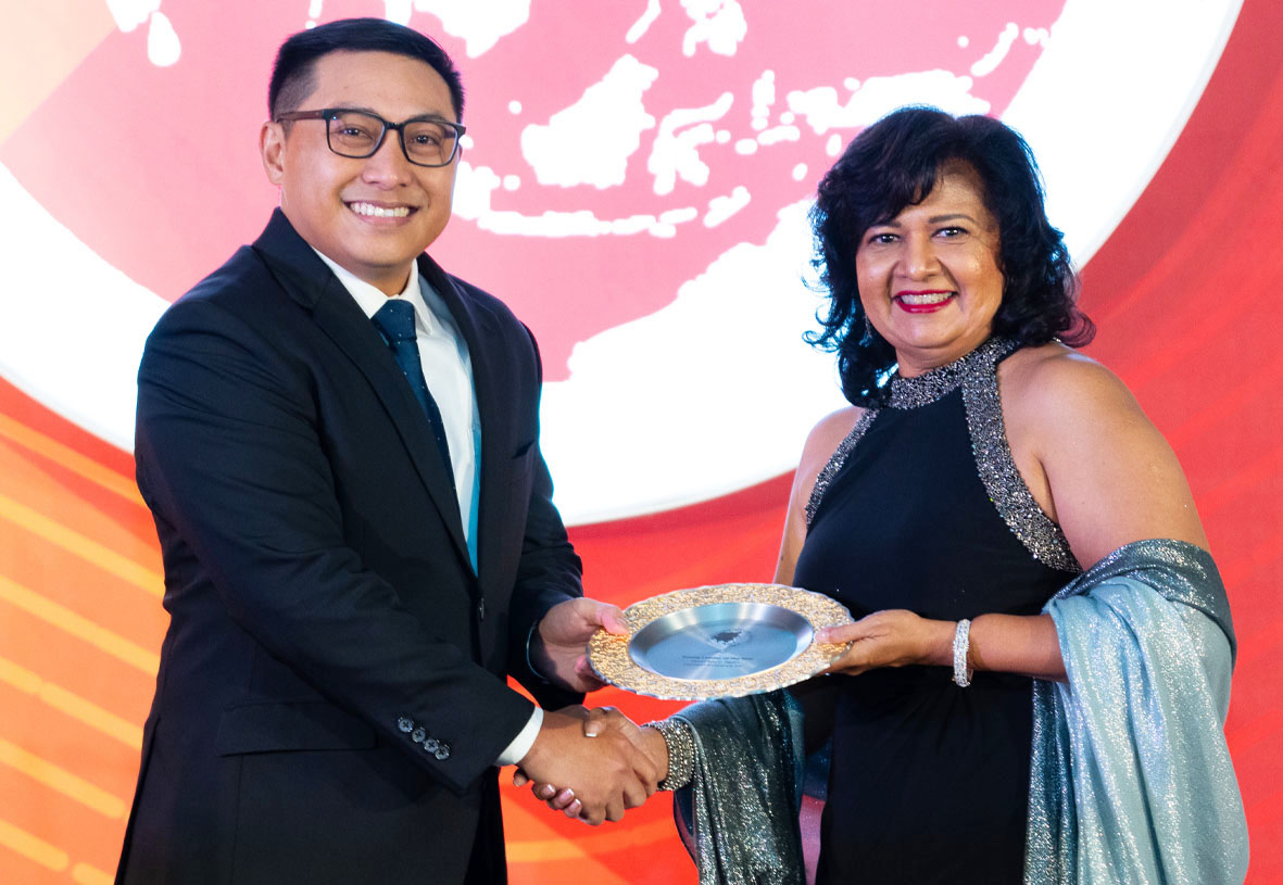 Cocogen Insurance Inc president David Padin (L) accepting the award from Asia Insurance Review CEO Sheela Suppiah